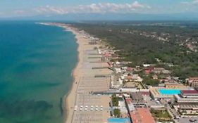 Il Mare Accanto La Torre Vicino